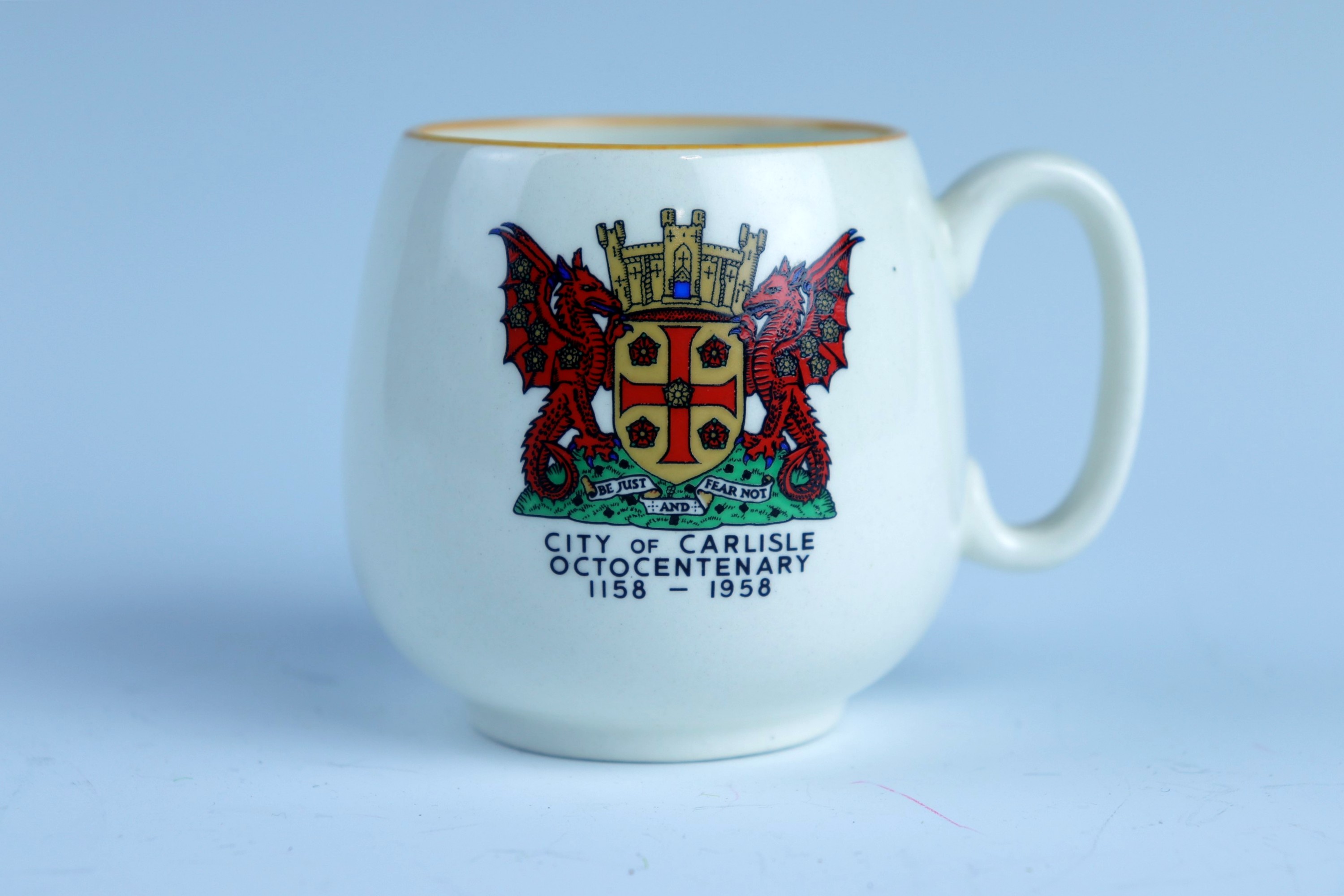 A Gray's Pottery "City of Carlisle Octocentenary 1158-1958" commemorative cup, 7 cm