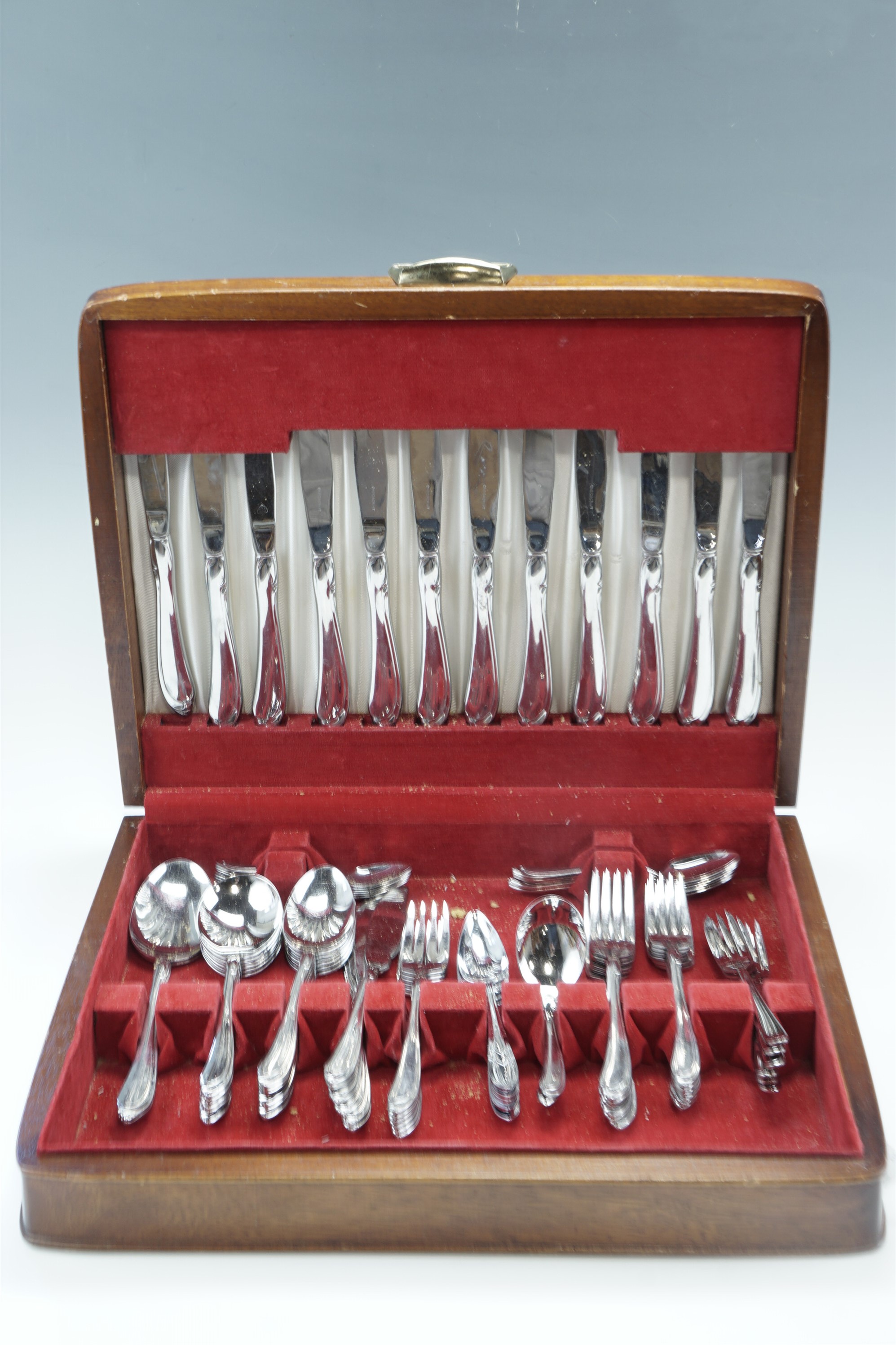 A 1960s Oneida "Oneidacraft" suite of electroplate cutlery