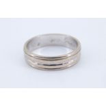 A 20th Century French 18 ct white gold wedding band, bearing an eagle's head assay mark, 4.45 g,