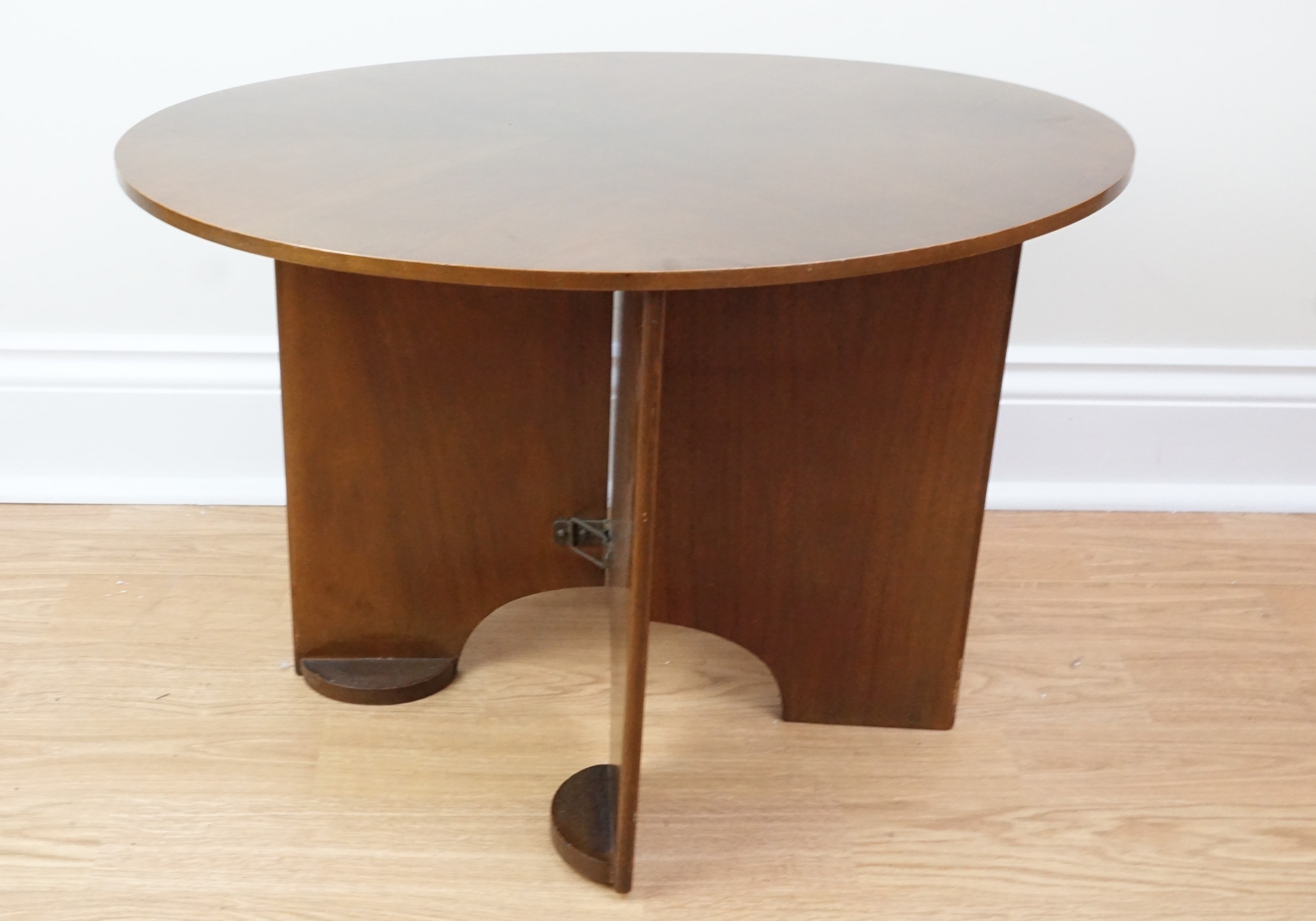 A 1930s Art Deco quarter-veneered walnut occasional table cum screen, 51 cm x 66 cm x 42 cm high