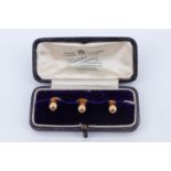 A cased set of three 18 ct yellow metal shirt studs, early 20th Century, 3.1 g