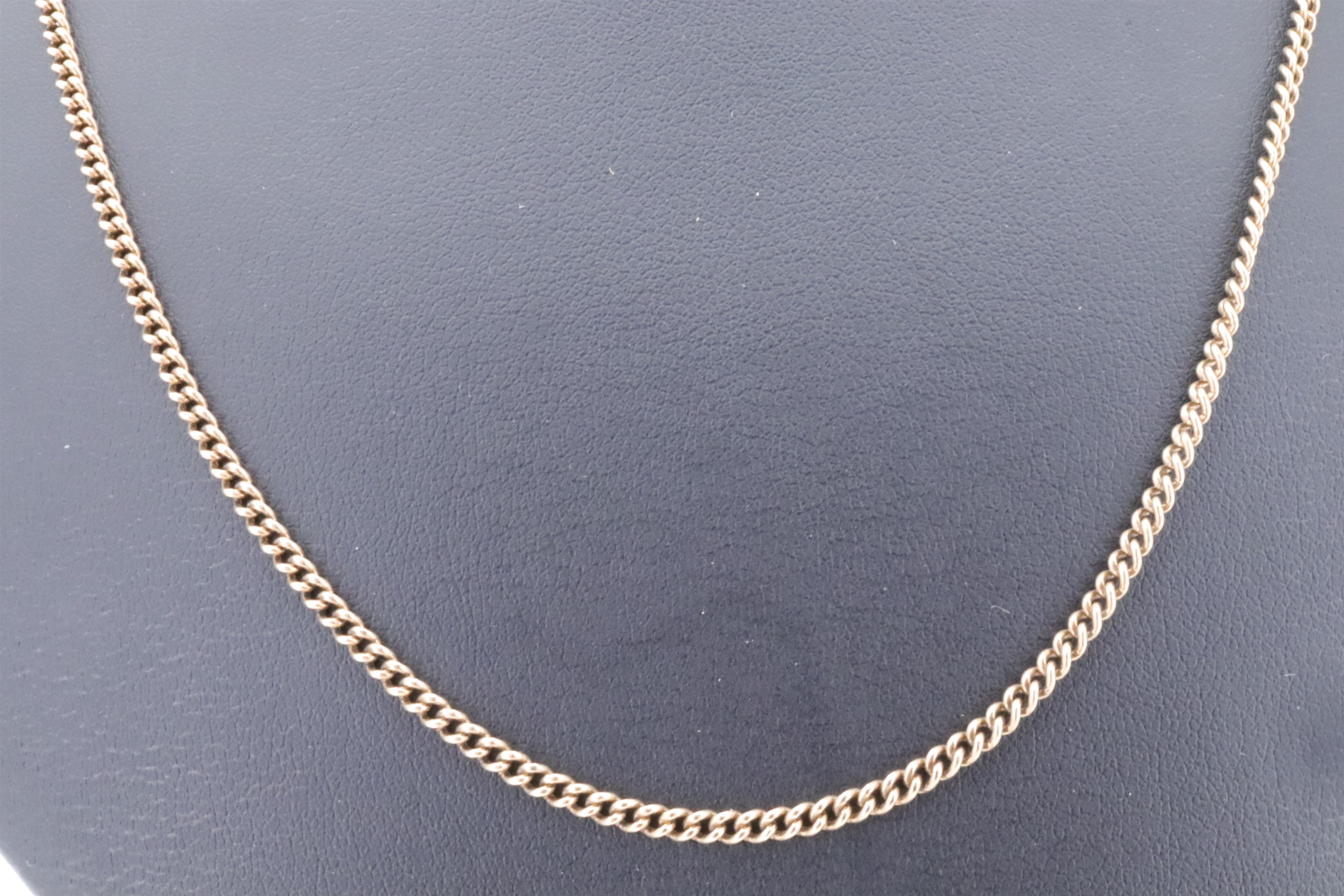 A 9 ct gold matinee length curb link necklace, 53 cm, 9.1 g - Image 2 of 3