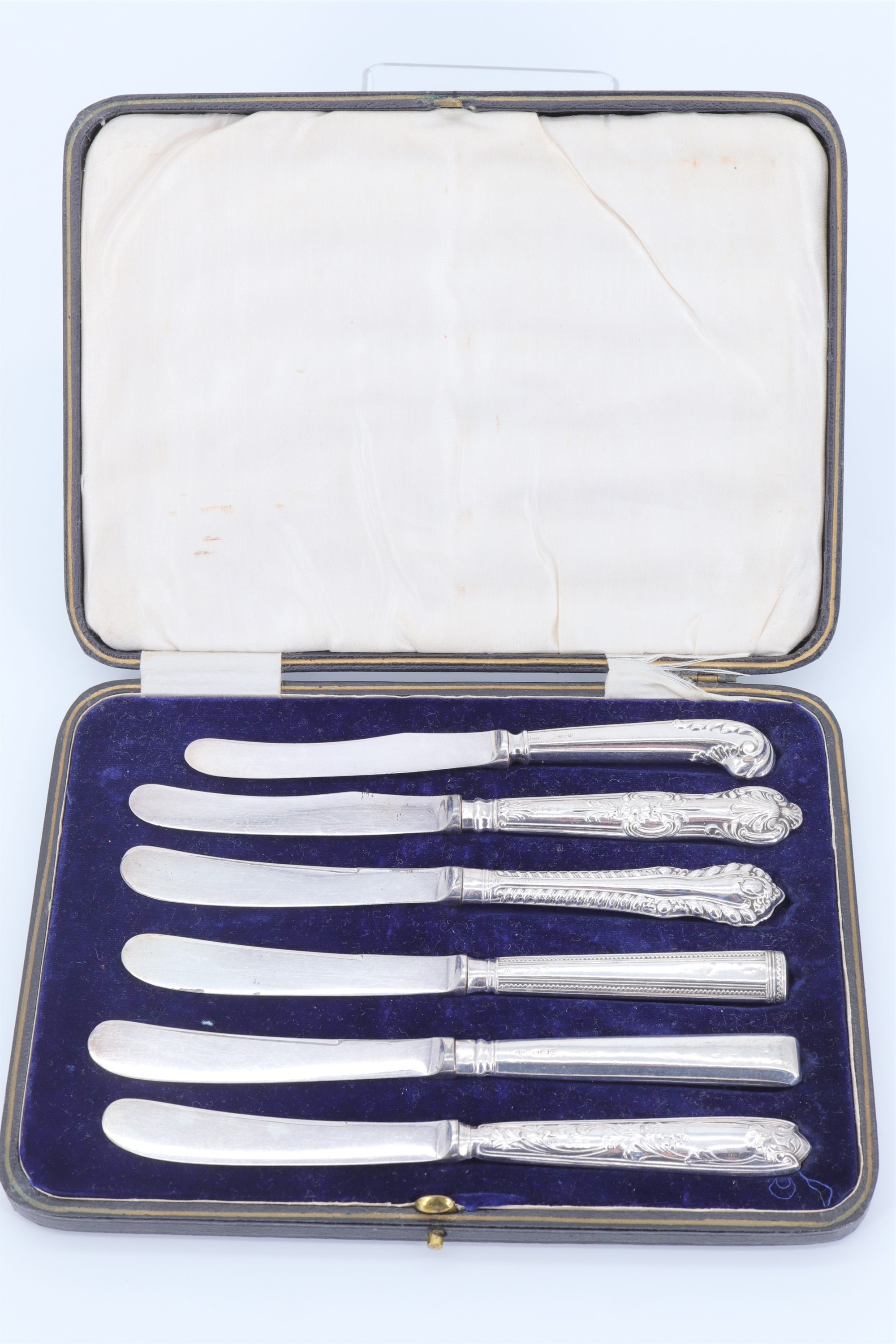 A cased harlequin set of silver handled tea knives, early 20th Century, 15.5 cm - 17 cm