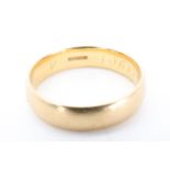 A 20th Century 18 ct gold wedding ring, Birmingham, 5.59 g, size S, 5 mm wide
