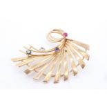 A vintage flamboyant gem-set 9 ct gold brooch, comprising a fanned array of tapering bars
