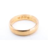 An early 20th Century 22 ct gold wedding band, 5.4 g