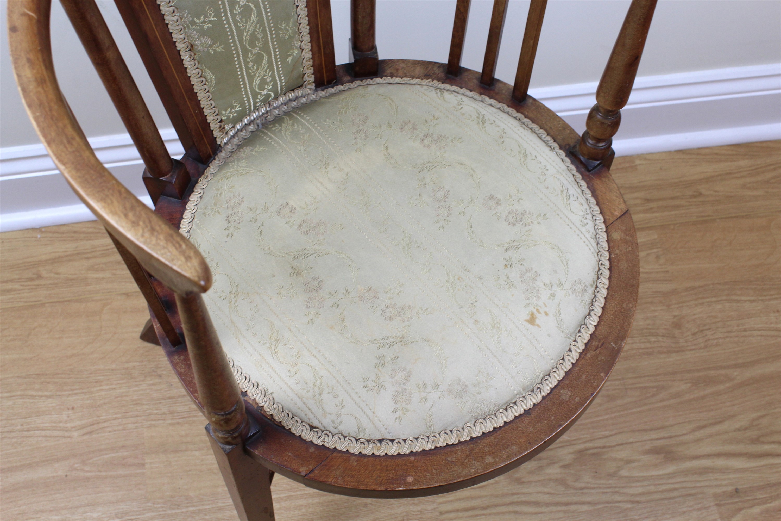 An early 20th Century Arts and Crafts influenced inlaid mahogany tub armchair, 50 cm x 99 cm - Image 2 of 4