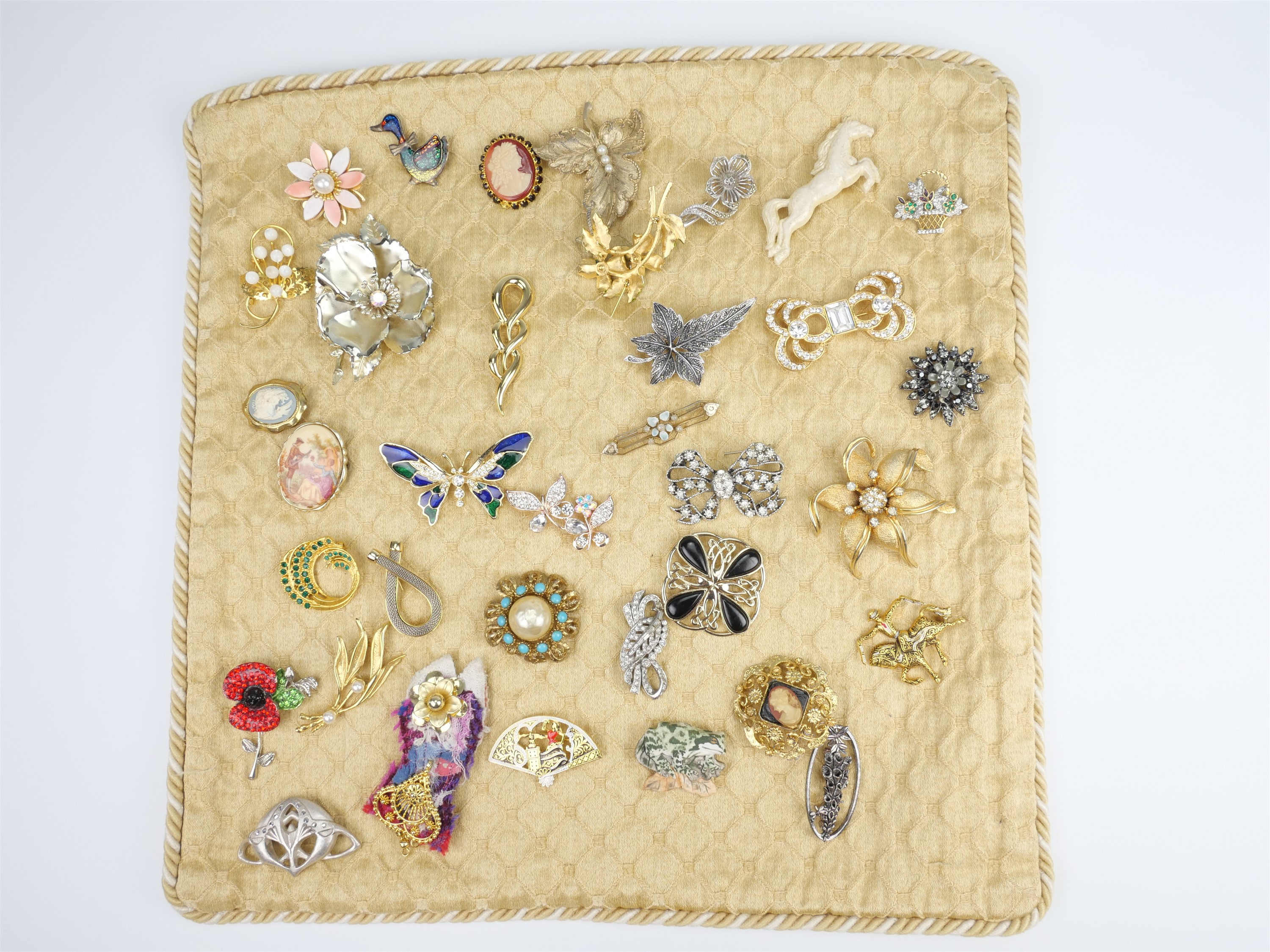 A large quantity of late 20th Century costume jewellery, comprising brooches, bracelets and rings - Image 3 of 5