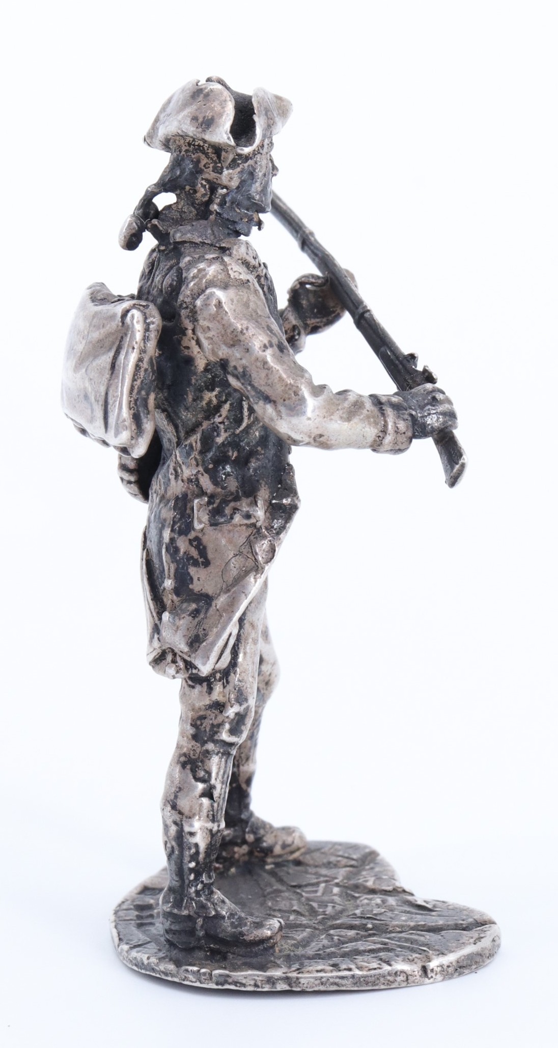 A miniature silver figurine of an 18th Century infantryman, London, 1975, 46 g, 58 mm - Image 4 of 4