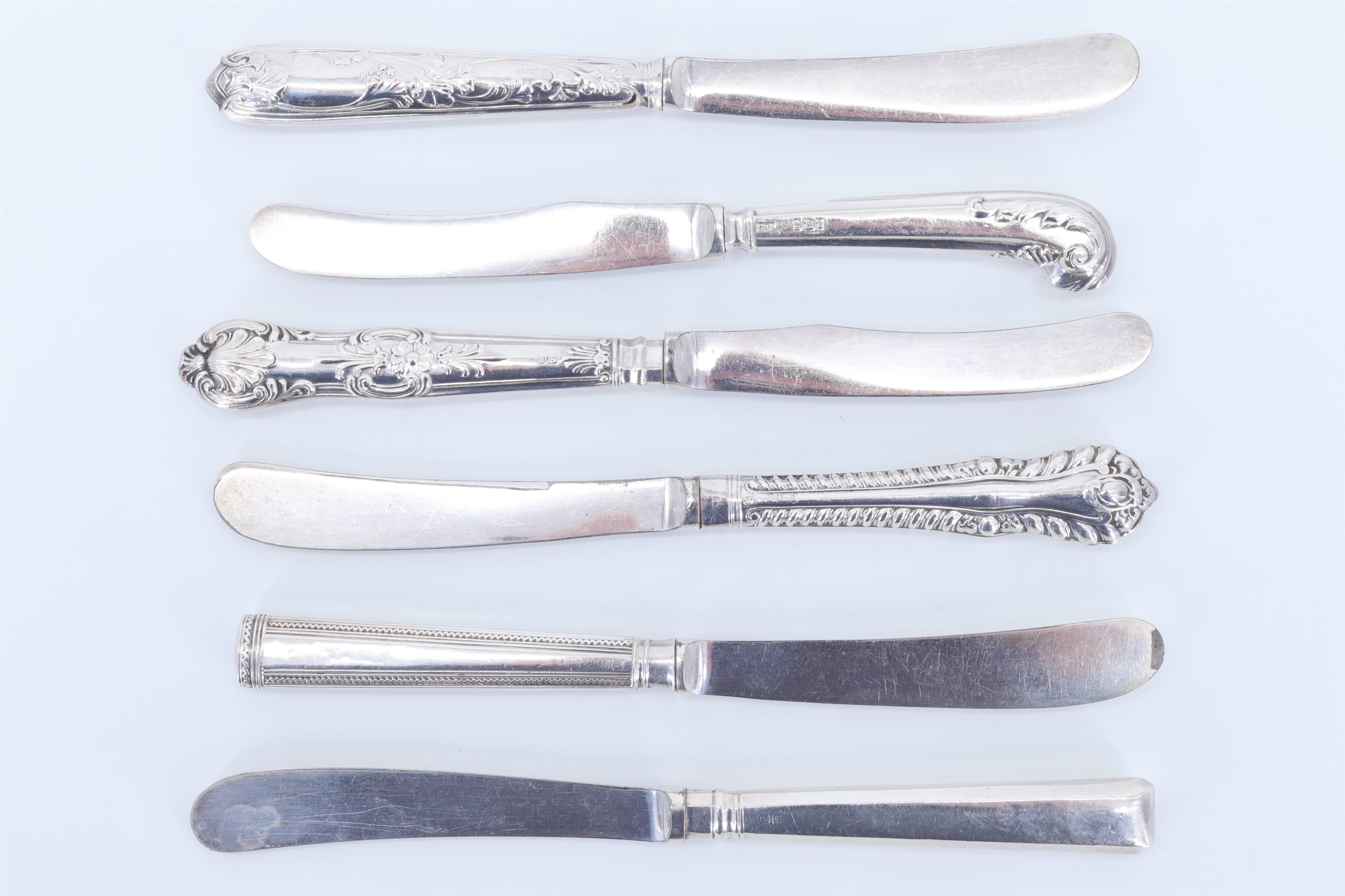 A cased harlequin set of silver handled tea knives, early 20th Century, 15.5 cm - 17 cm - Image 2 of 2