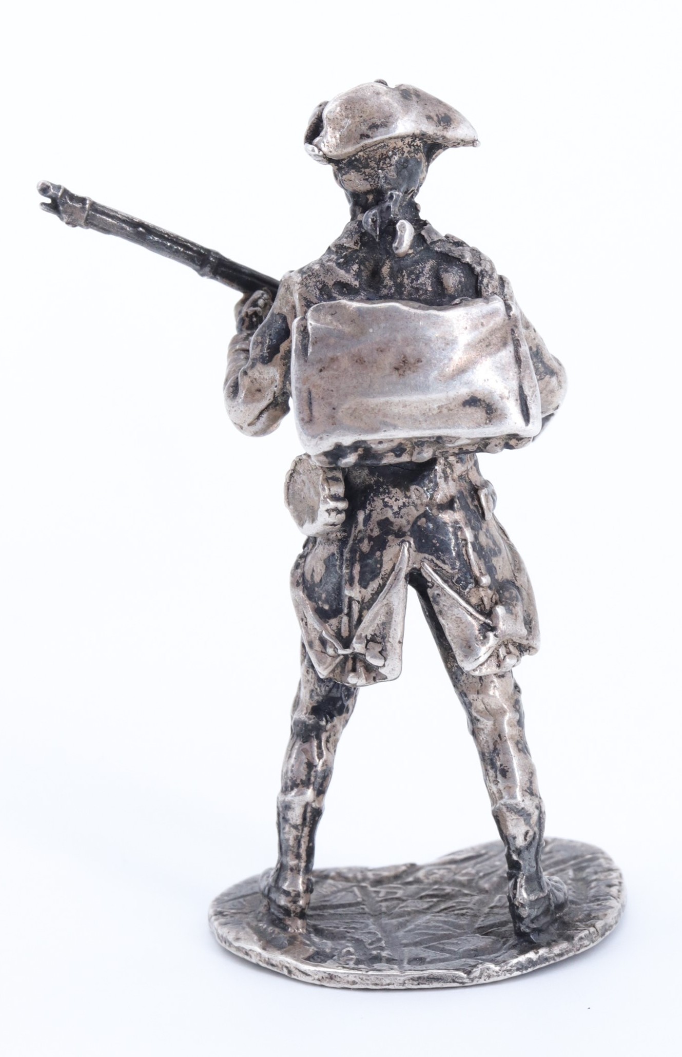 A miniature silver figurine of an 18th Century infantryman, London, 1975, 46 g, 58 mm - Image 3 of 4
