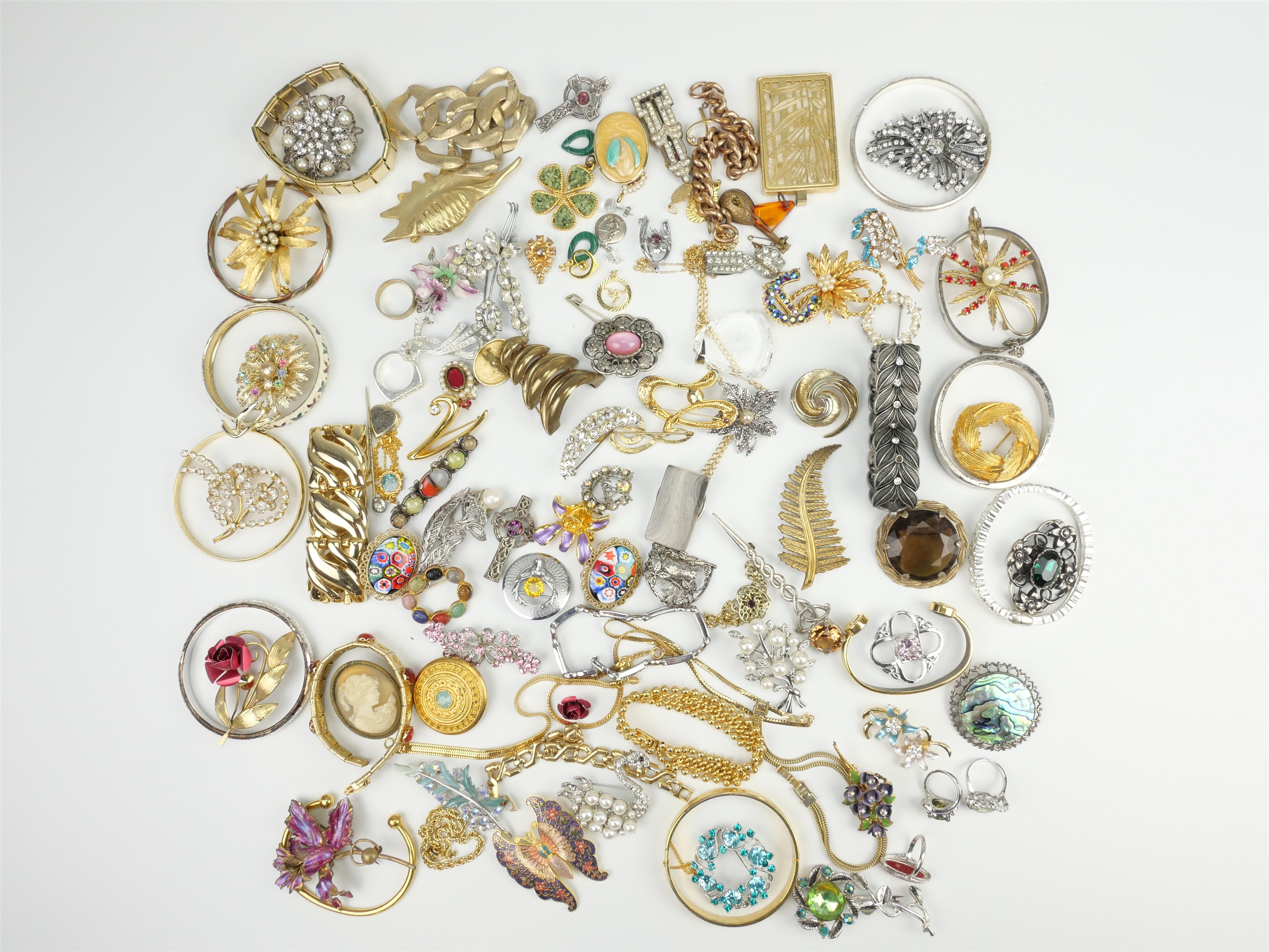 A large quantity of late 20th Century costume jewellery, comprising brooches, bracelets and rings - Image 5 of 5