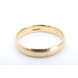 A 20th Century 18 ct gold wedding ring, Birmingham, 4.39 g, size T, 4 mm wide