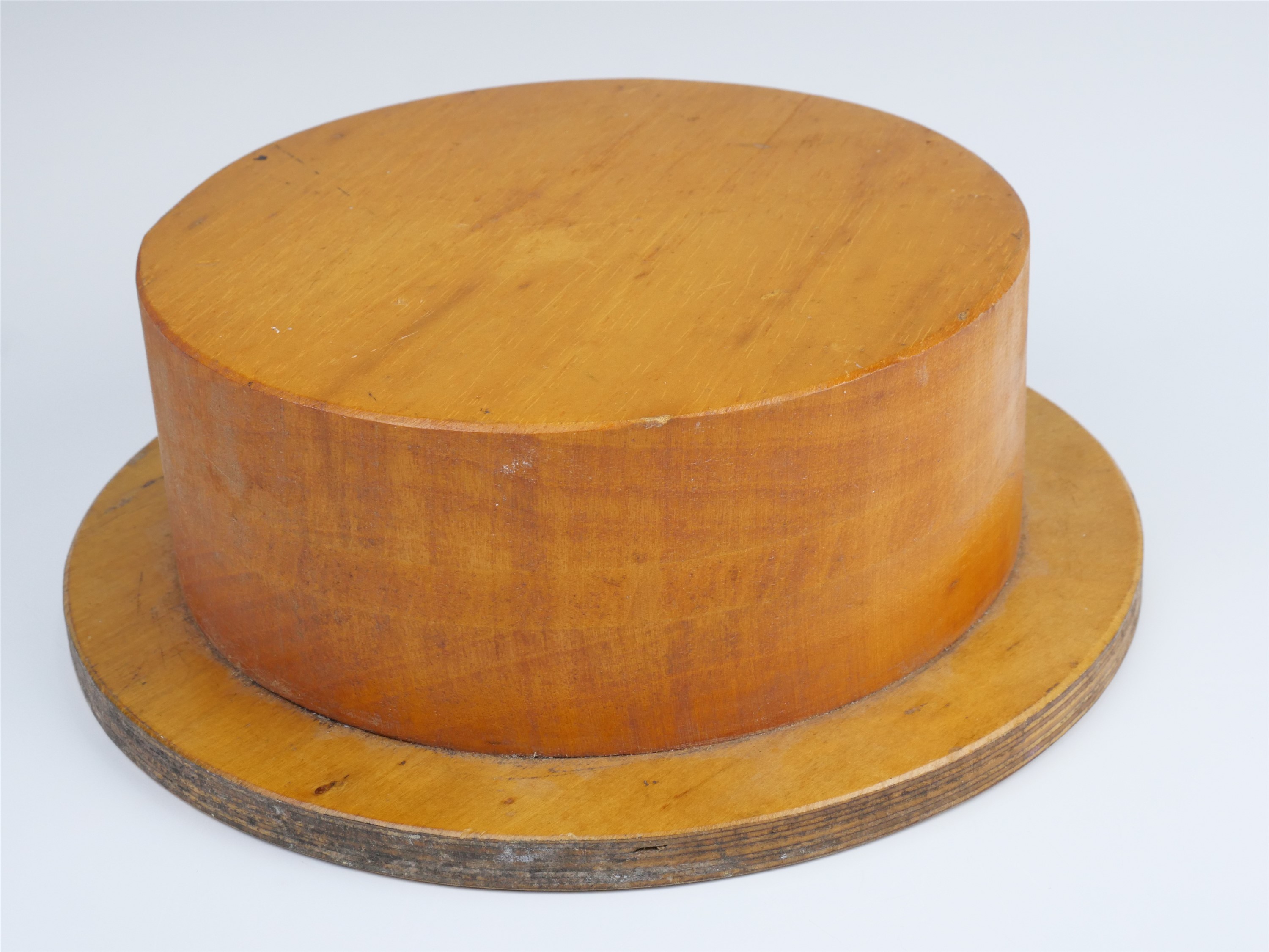 A vintage straw boater hat block, 27 cm - Image 2 of 2