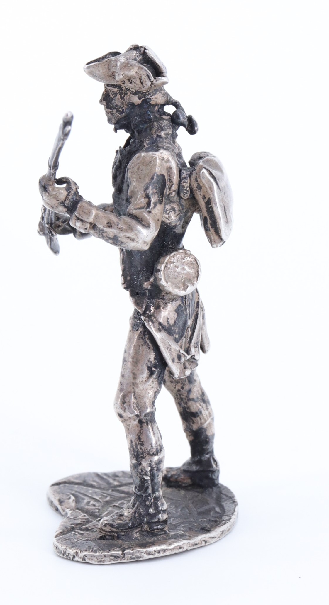 A miniature silver figurine of an 18th Century infantryman, London, 1975, 46 g, 58 mm - Image 2 of 4