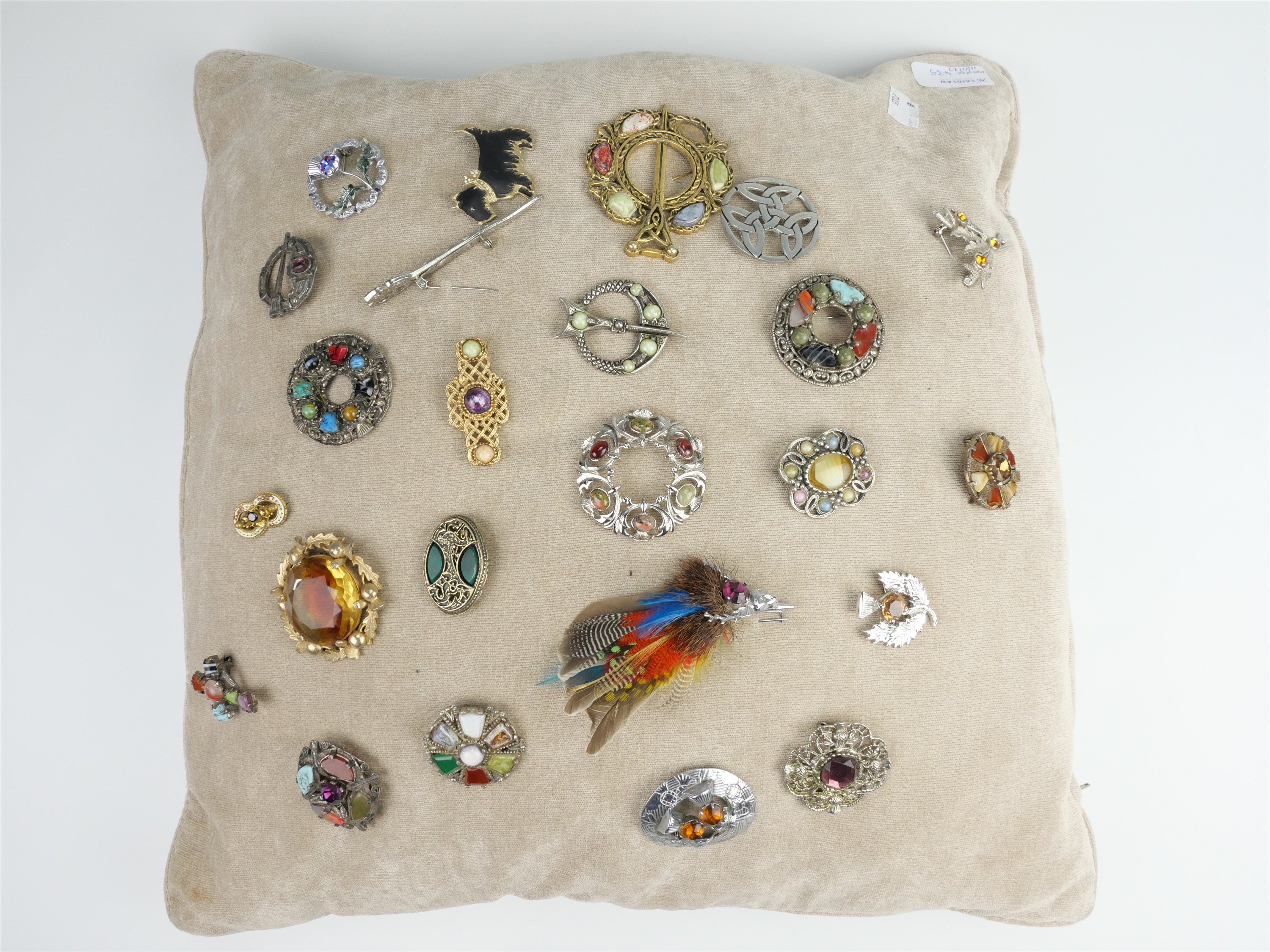 A large quantity of late 20th Century costume jewellery, comprising brooches, bracelets and rings - Image 2 of 5