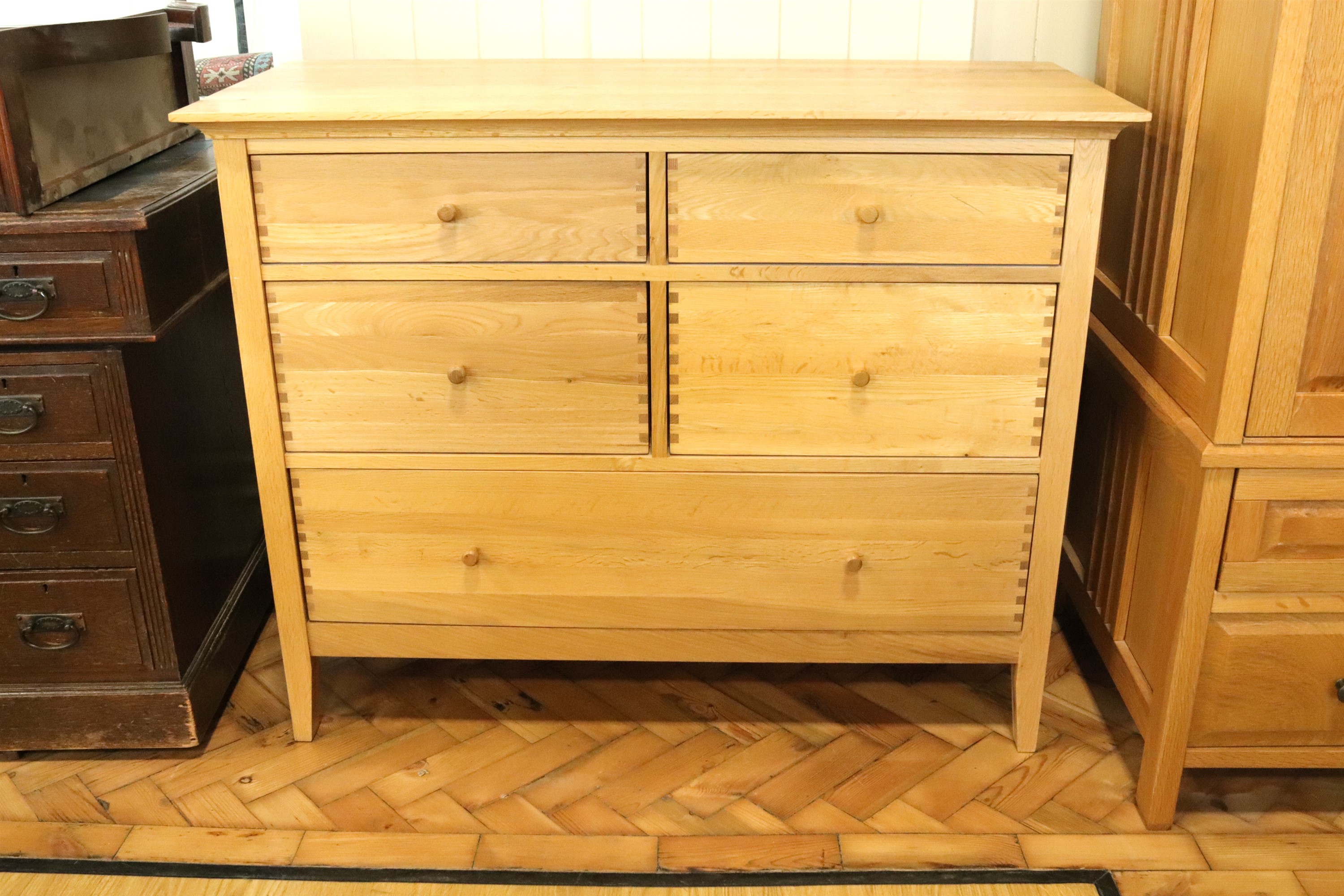 A contemporary Willis and Gambier blonde oak chest of drawers, 111 cm x 48 cm x 88 cm