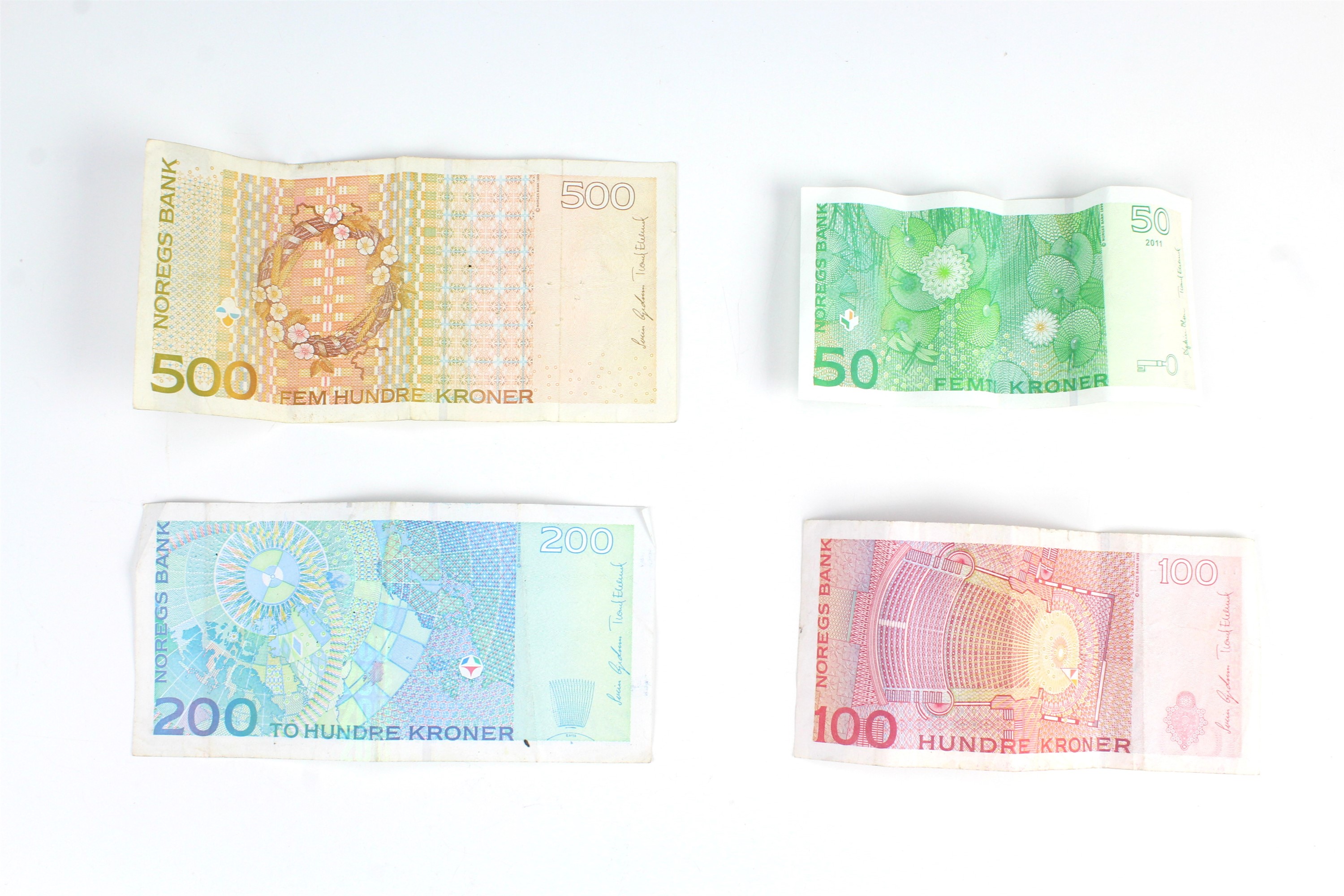 A small group of Norwegian Krone banknotes, comprising a 500, 200, 100 and 50 Krone notes - Image 2 of 2