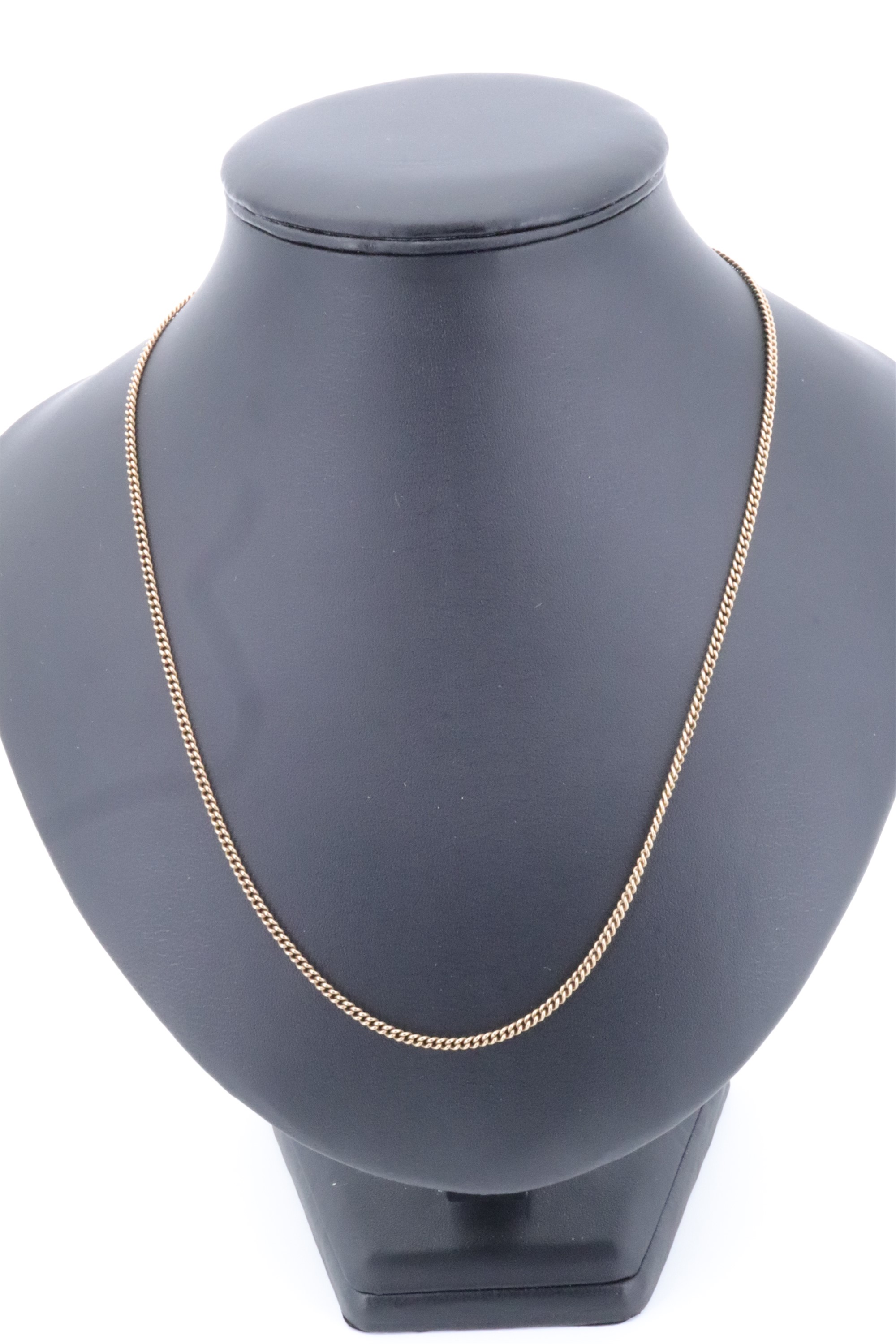 A 9 ct gold matinee length curb link necklace, 53 cm, 9.1 g