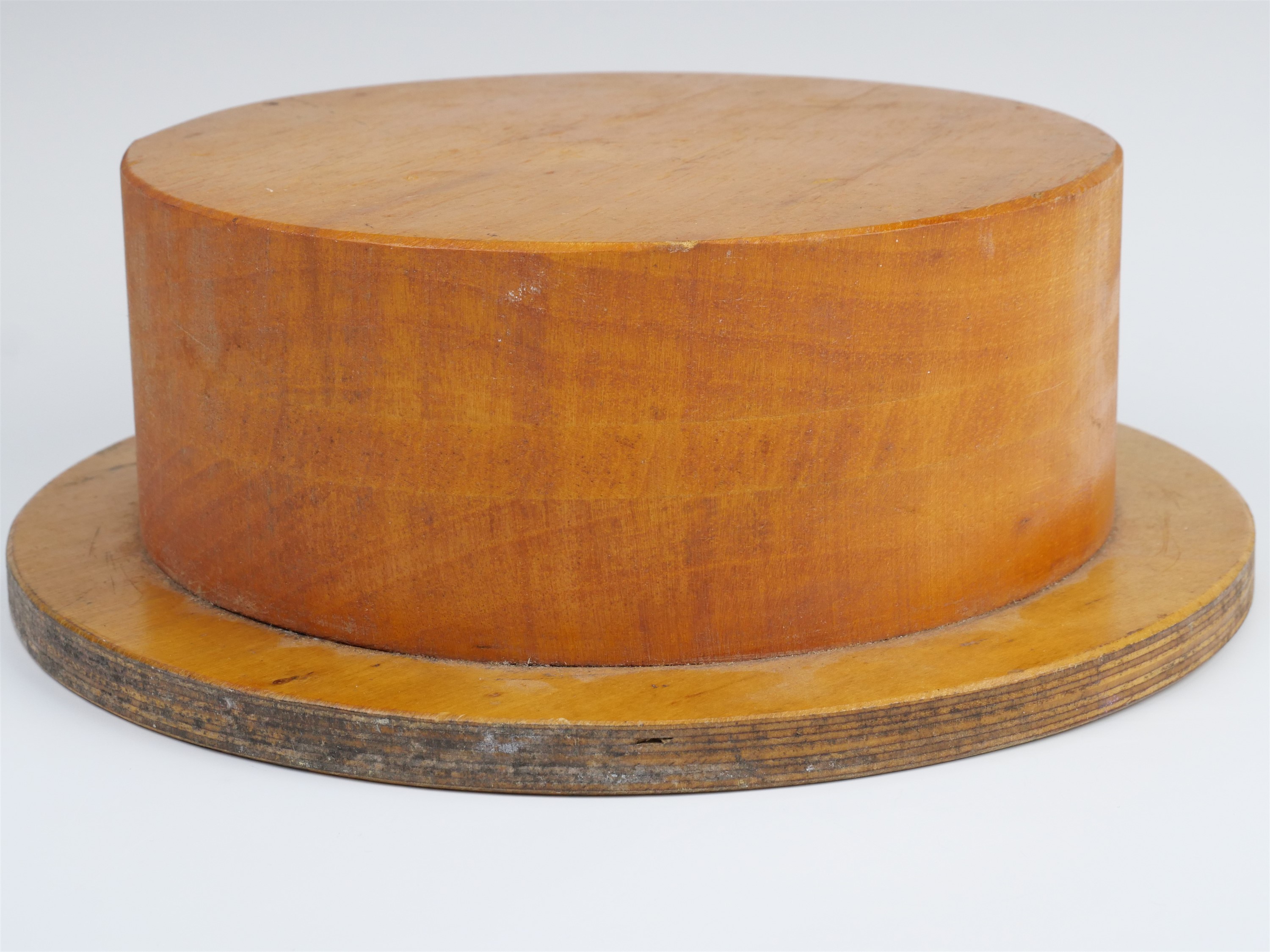 A vintage straw boater hat block, 27 cm