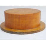 A vintage straw boater hat block, 27 cm