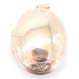 A 9 ct gold pendant oval double locket, 4.5 cm x 3 cm, 8.2 g