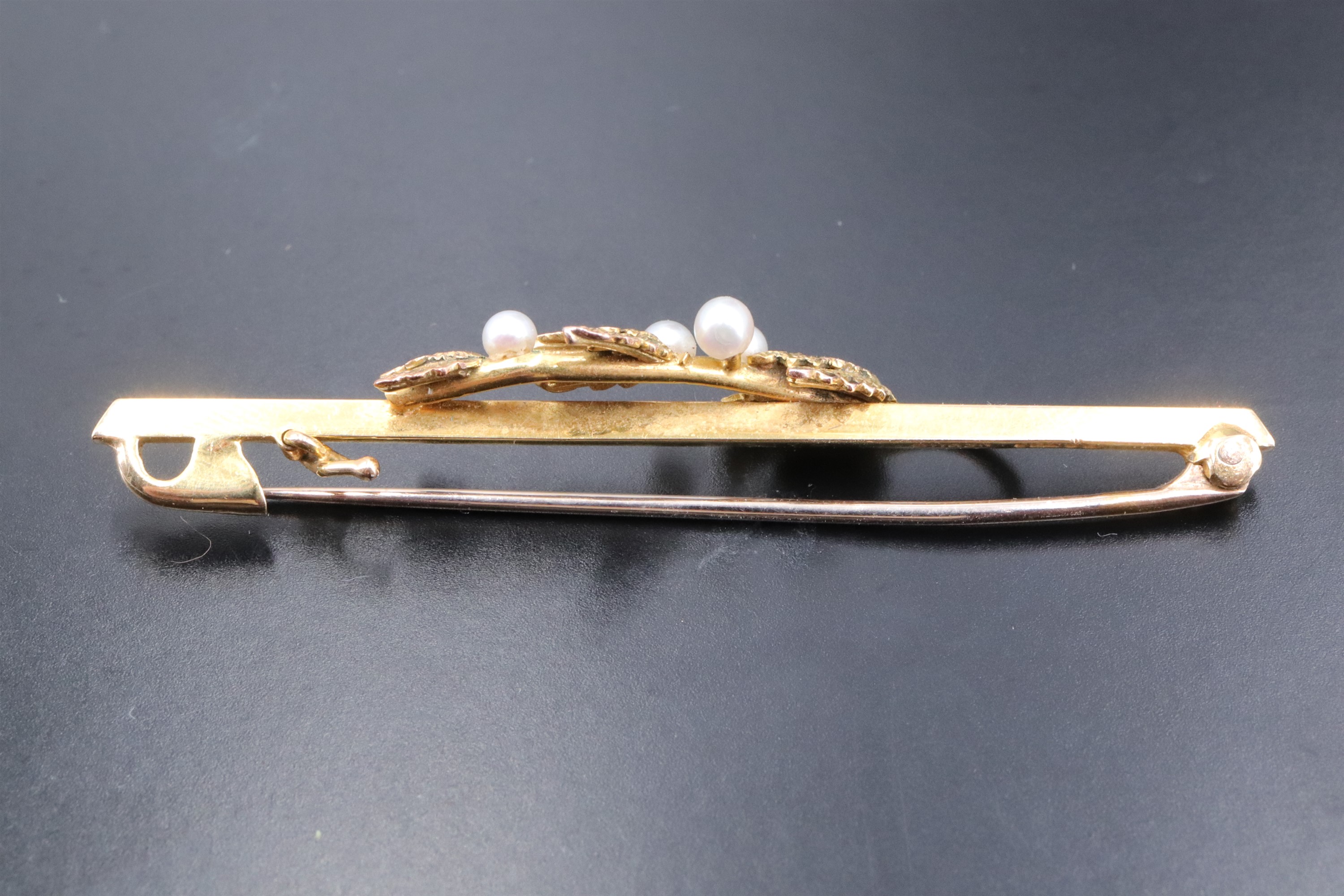 A 9 ct gold and seed pearl bar brooch, the bar faced with a pearl-set fruiting sprig, in period - Image 3 of 6