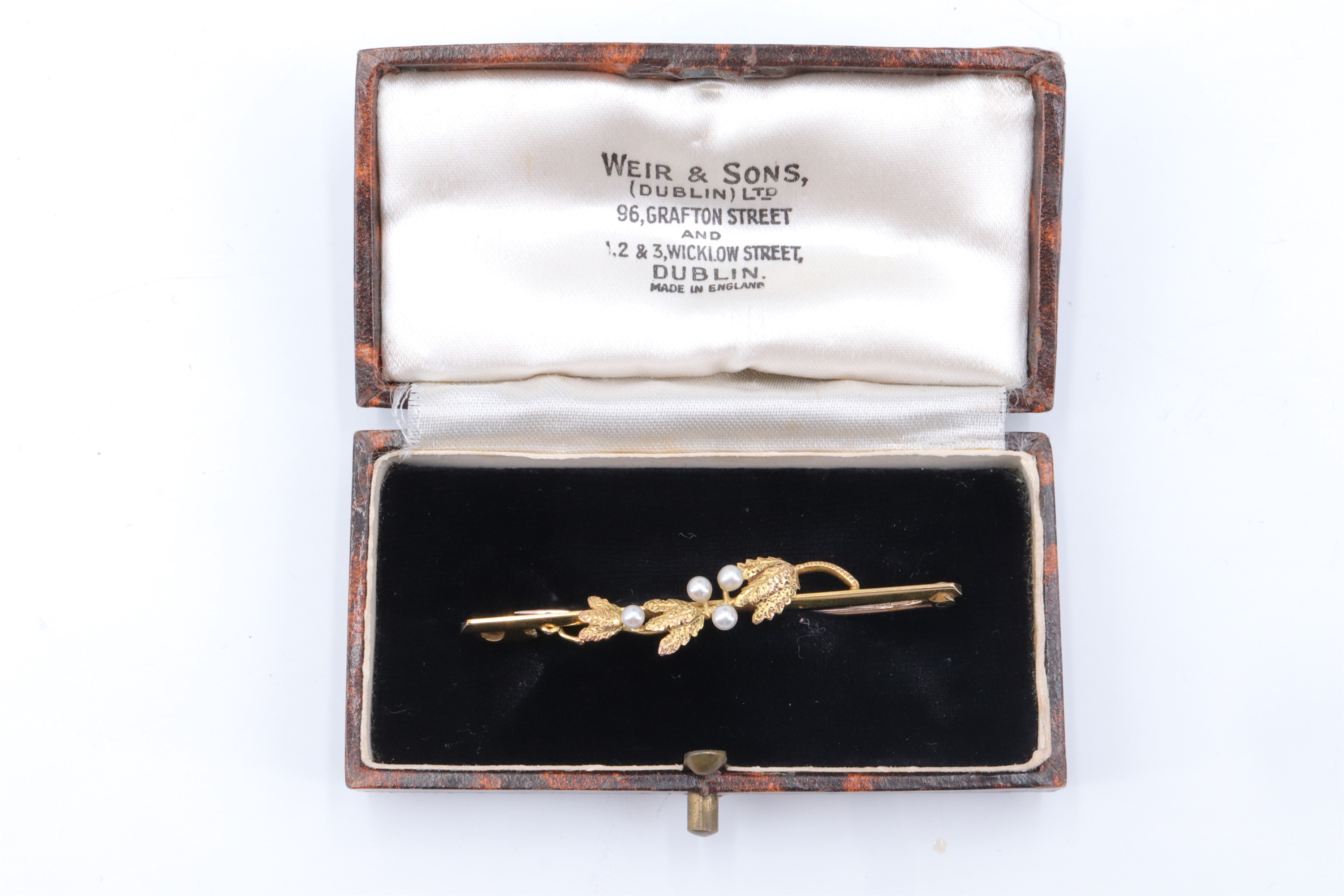 A 9 ct gold and seed pearl bar brooch, the bar faced with a pearl-set fruiting sprig, in period - Image 6 of 6