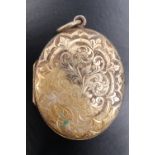 A Victorian yellow metal pendant double locket, foliate and scroll engraved, 34 mm x 26 mm, 6.7 g