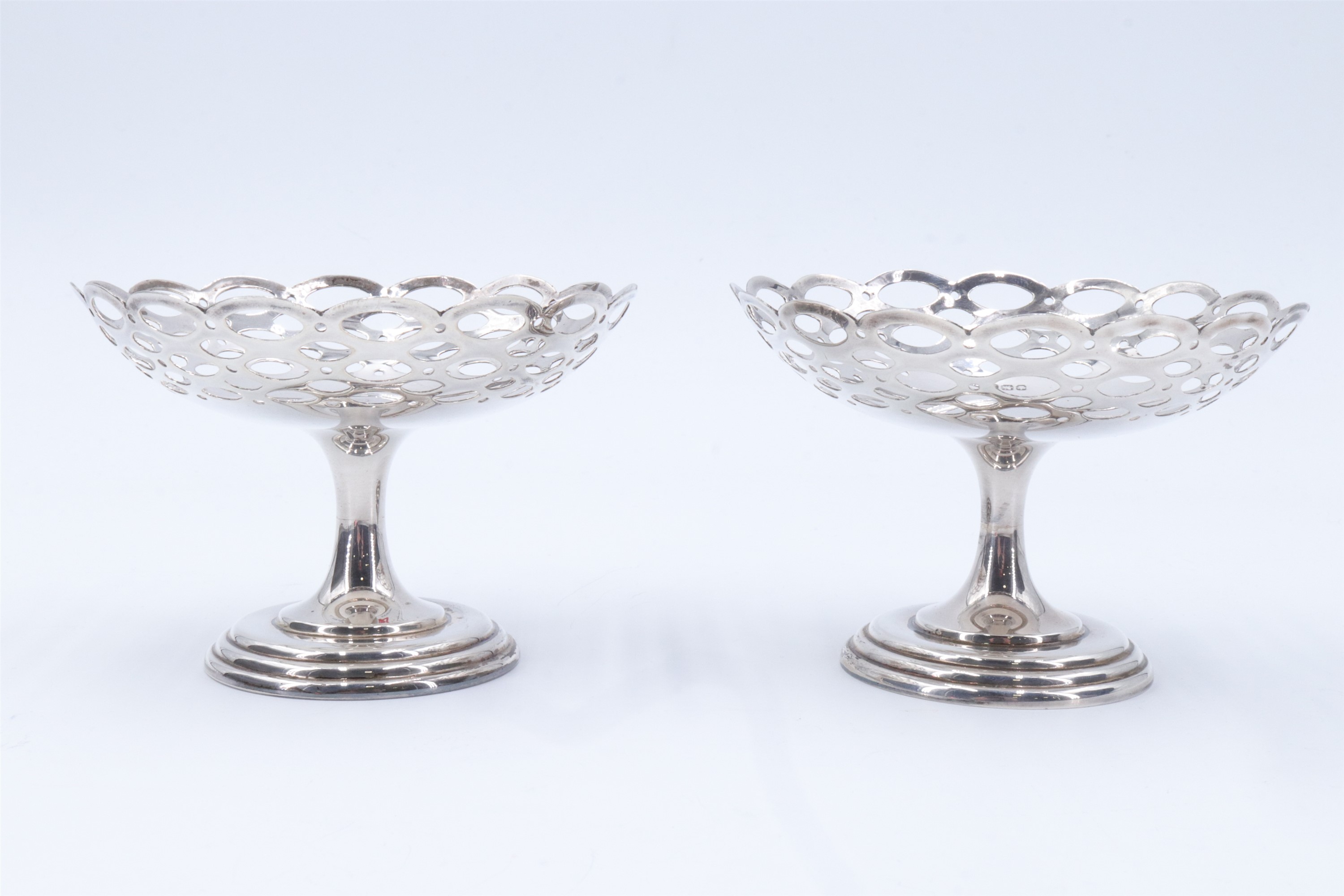 A pair of late 20th Century pierced silver bon-bon dishes by Walker and Hall, Sheffield, 1997, 108