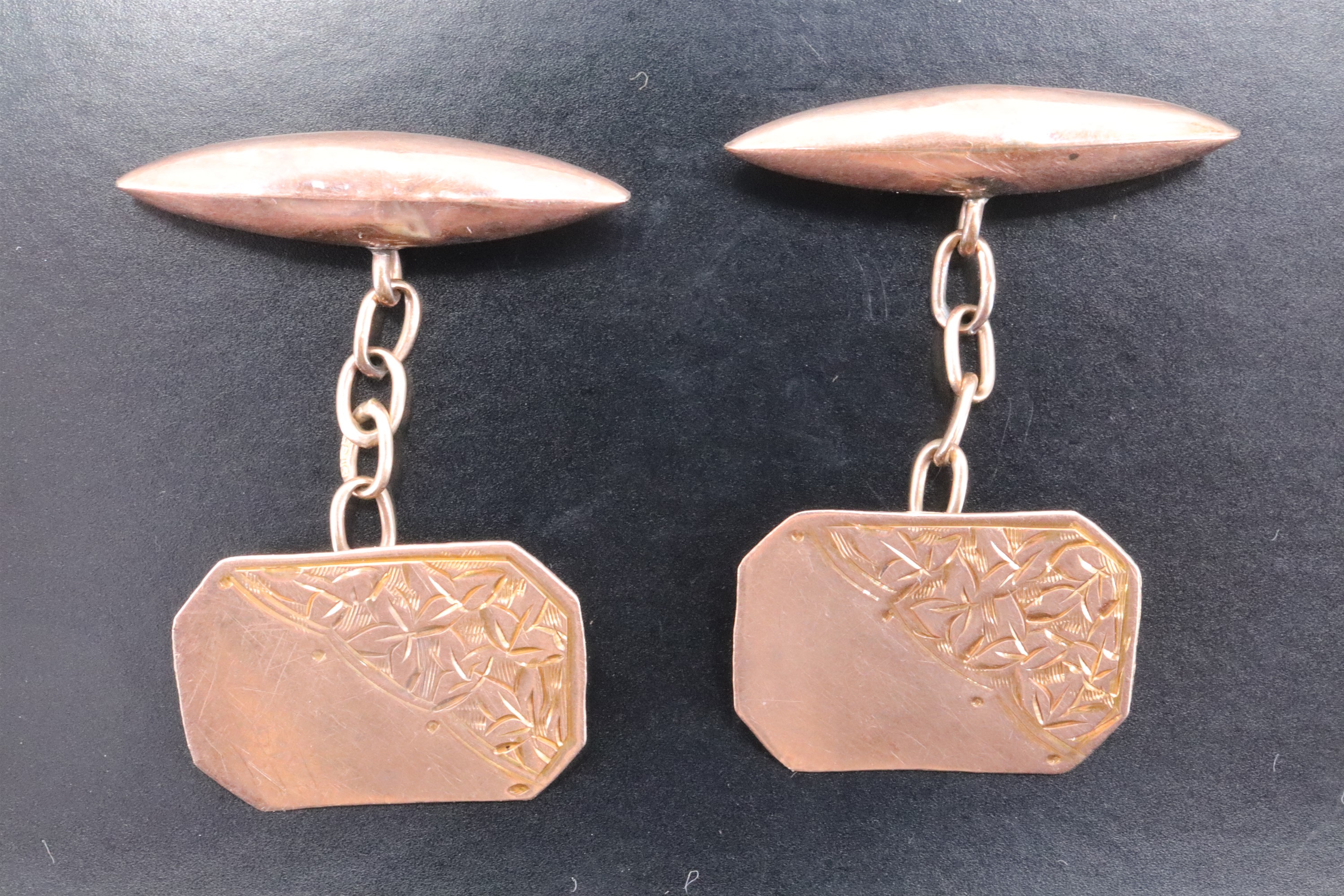 A pair of 9 ct gold cufflinks, having foliate-engraved canted oblong faces and "torpedo" backs, 2. - Image 2 of 2