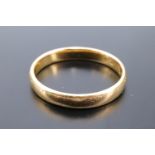 A 22 ct gold wedding band, size R, 4.3 g