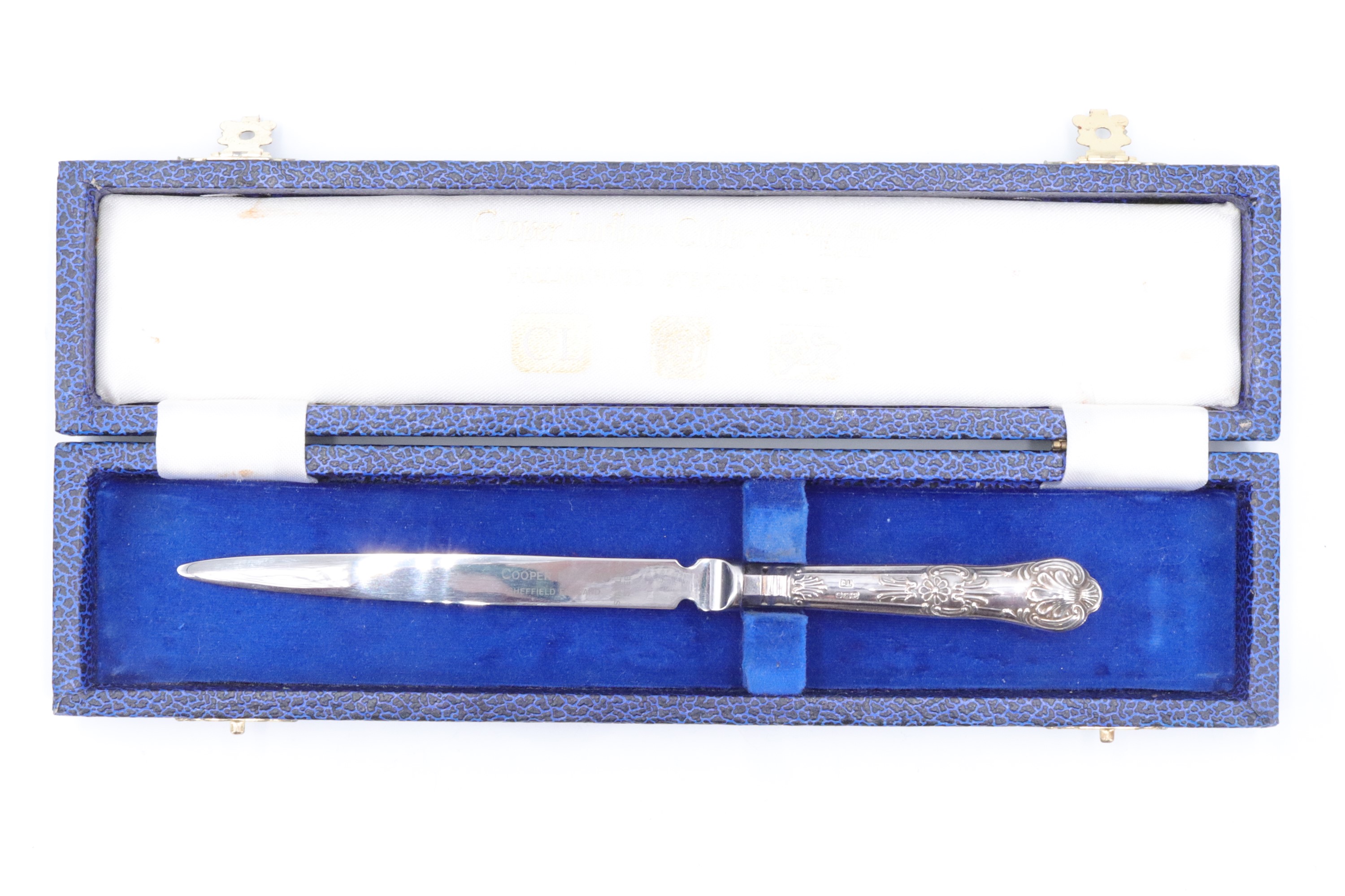 A late 20th Century cased silver handled letter opener, Queen's pattern, Sheffield, 1989, 19 cm - Image 2 of 4