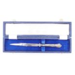 A late 20th Century cased silver handled letter opener, Queen's pattern, Sheffield, 1989, 19 cm