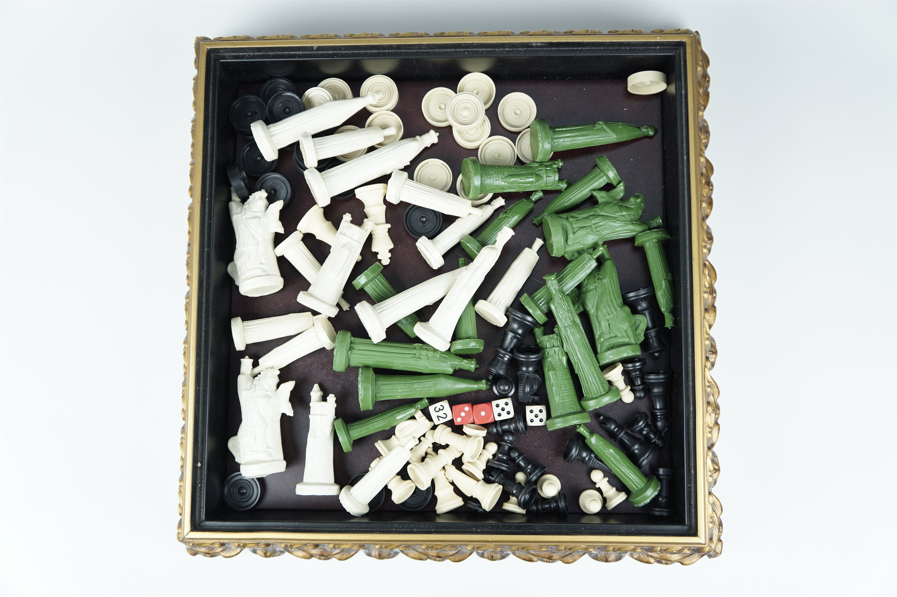 A resin medieval themed chess set, Kings 11 cm - Image 3 of 4