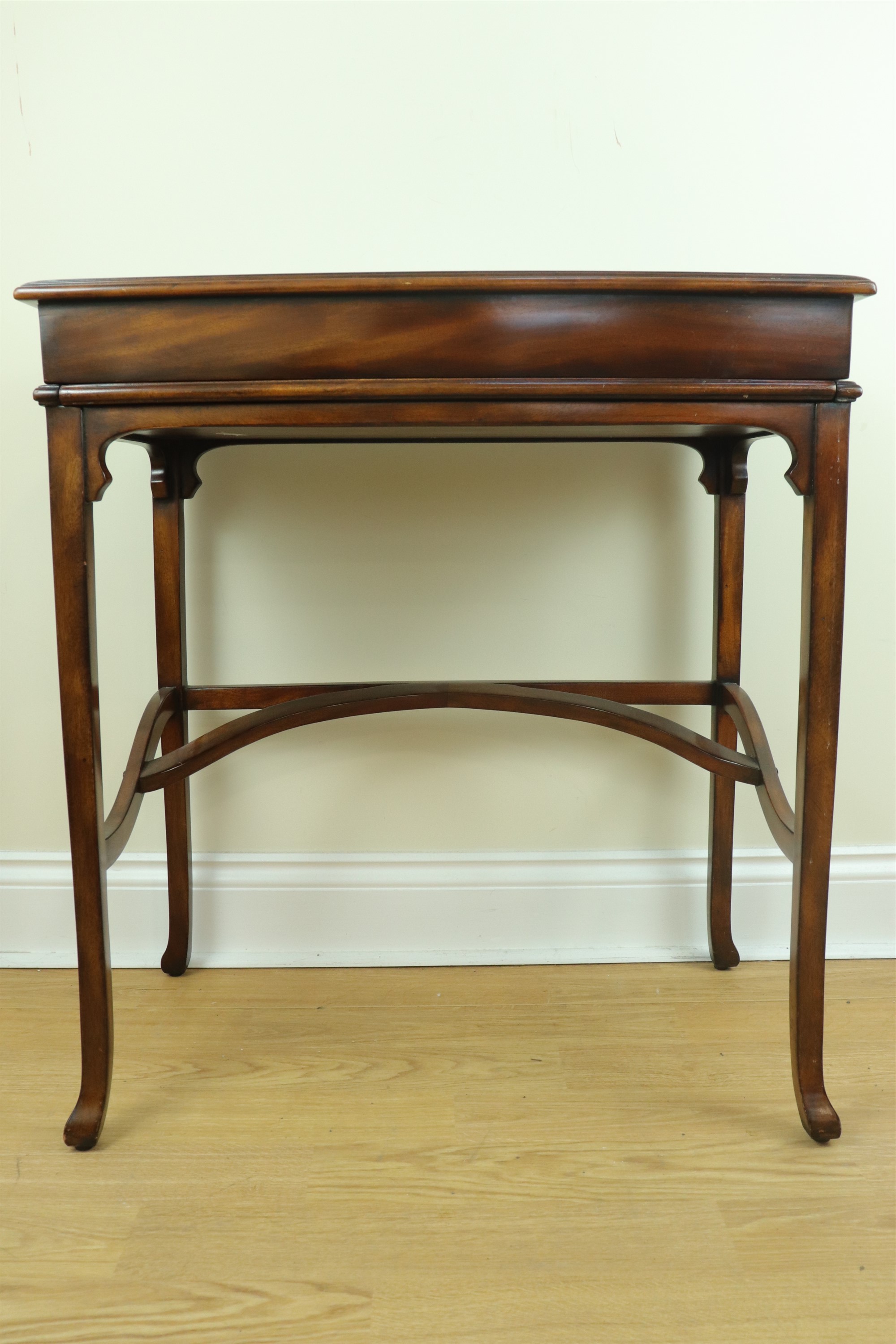A Theodore Alexander Kaye mahogany campaign style desk, 74 cm x 44 cm x 79 cm