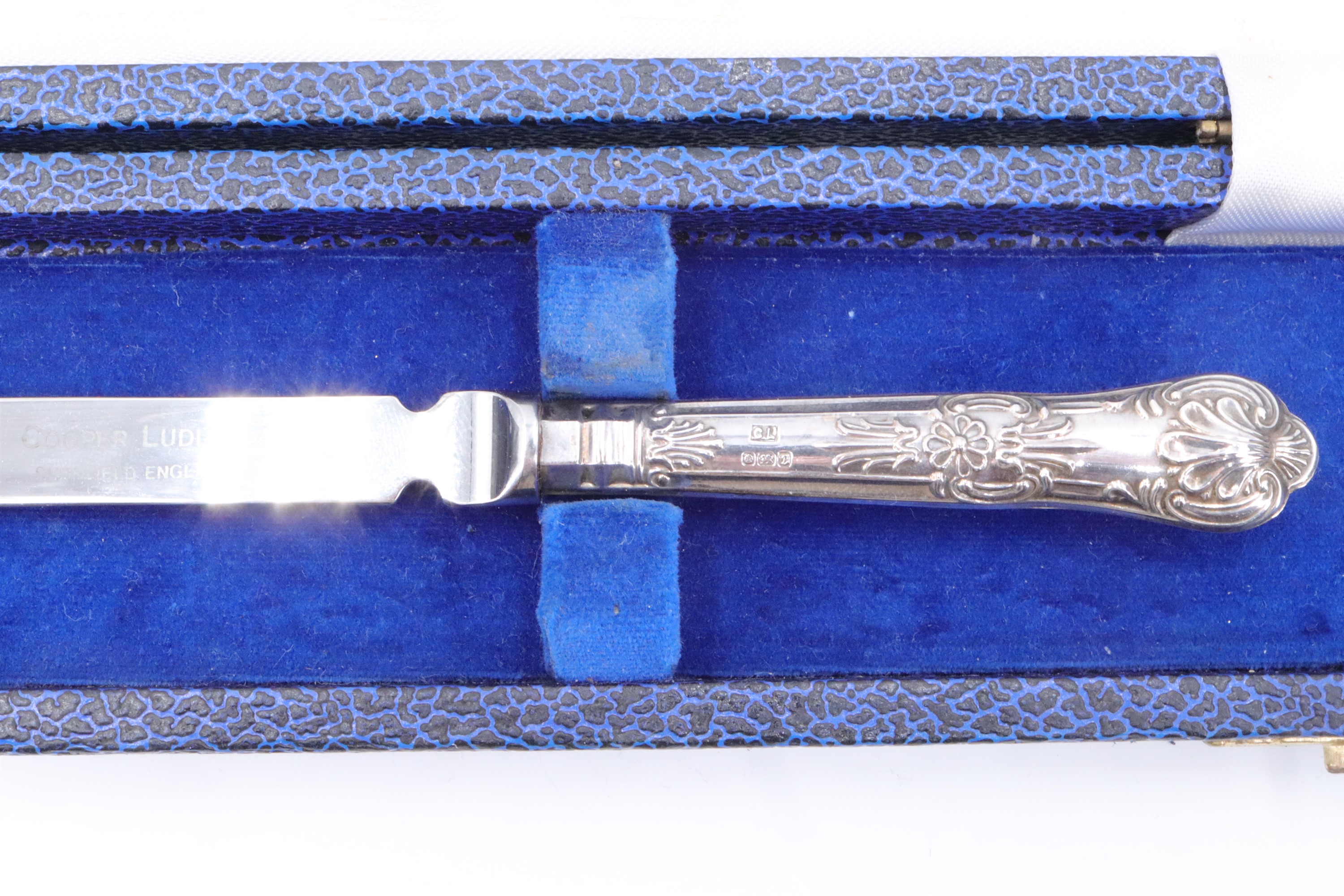 A late 20th Century cased silver handled letter opener, Queen's pattern, Sheffield, 1989, 19 cm - Image 3 of 4