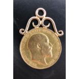 A 1909 half sovereign with yellow metal scroll suspender, 4.5 g