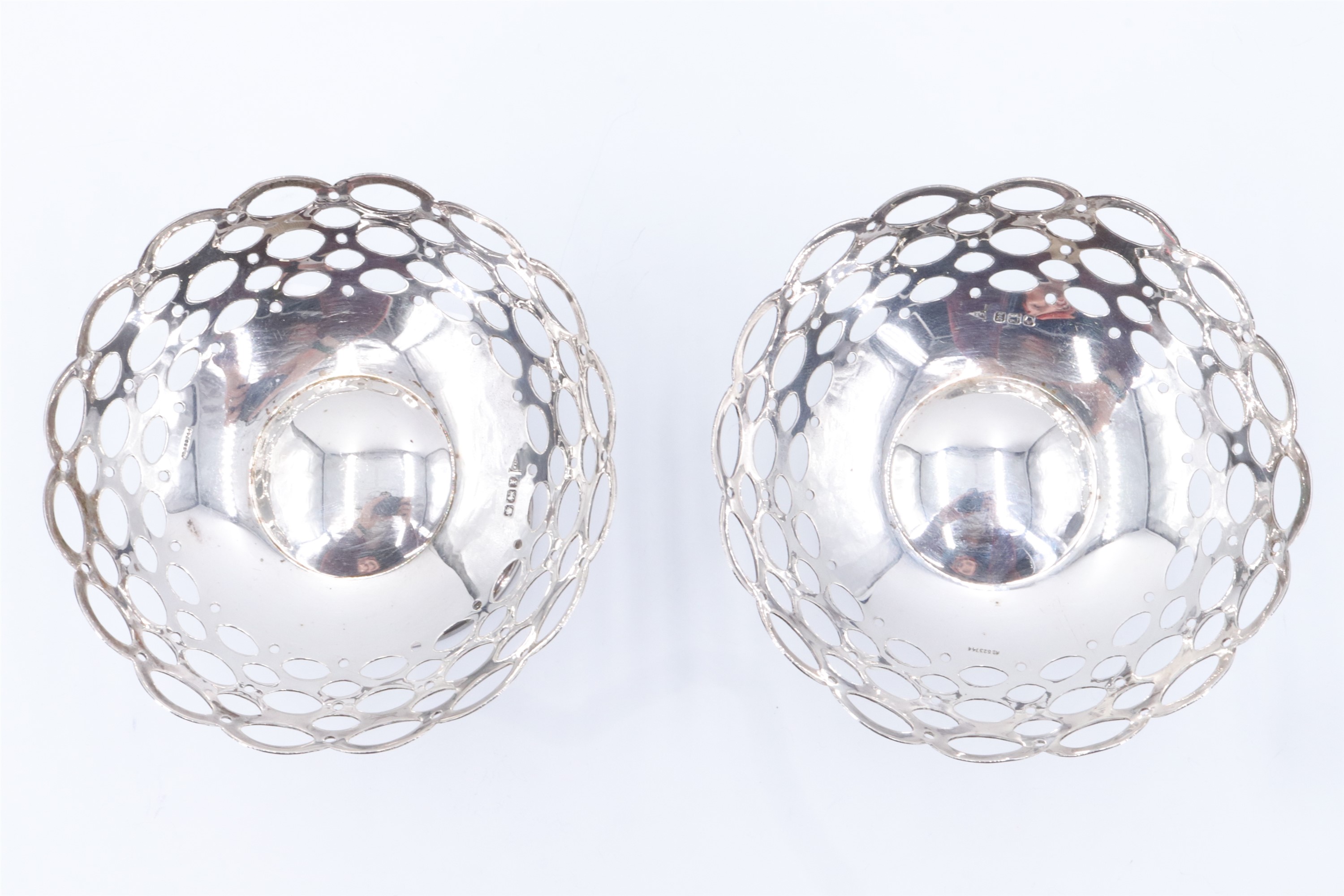 A pair of late 20th Century pierced silver bon-bon dishes by Walker and Hall, Sheffield, 1997, 108 - Image 3 of 4