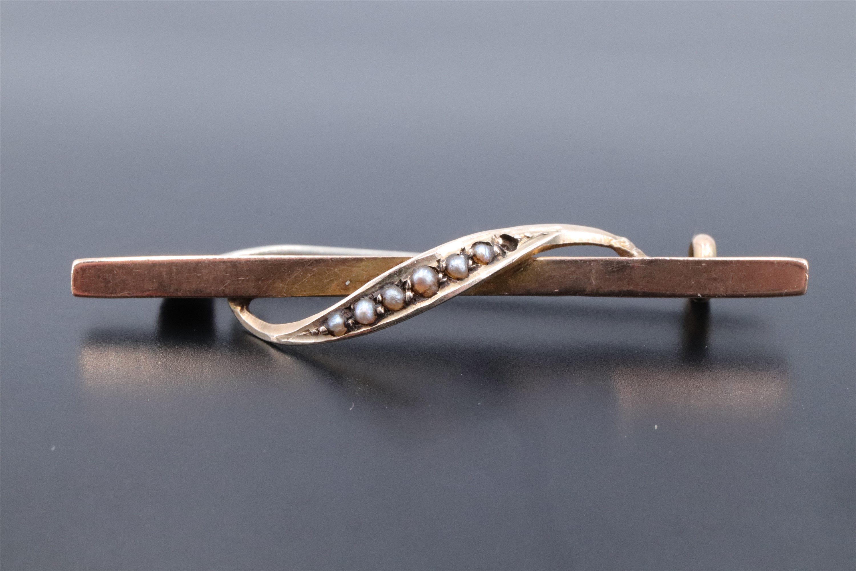 An early 20th Century seed pearl and 9 ct yellow metal bar brooch, the graded seed pearls set on a - Image 2 of 2