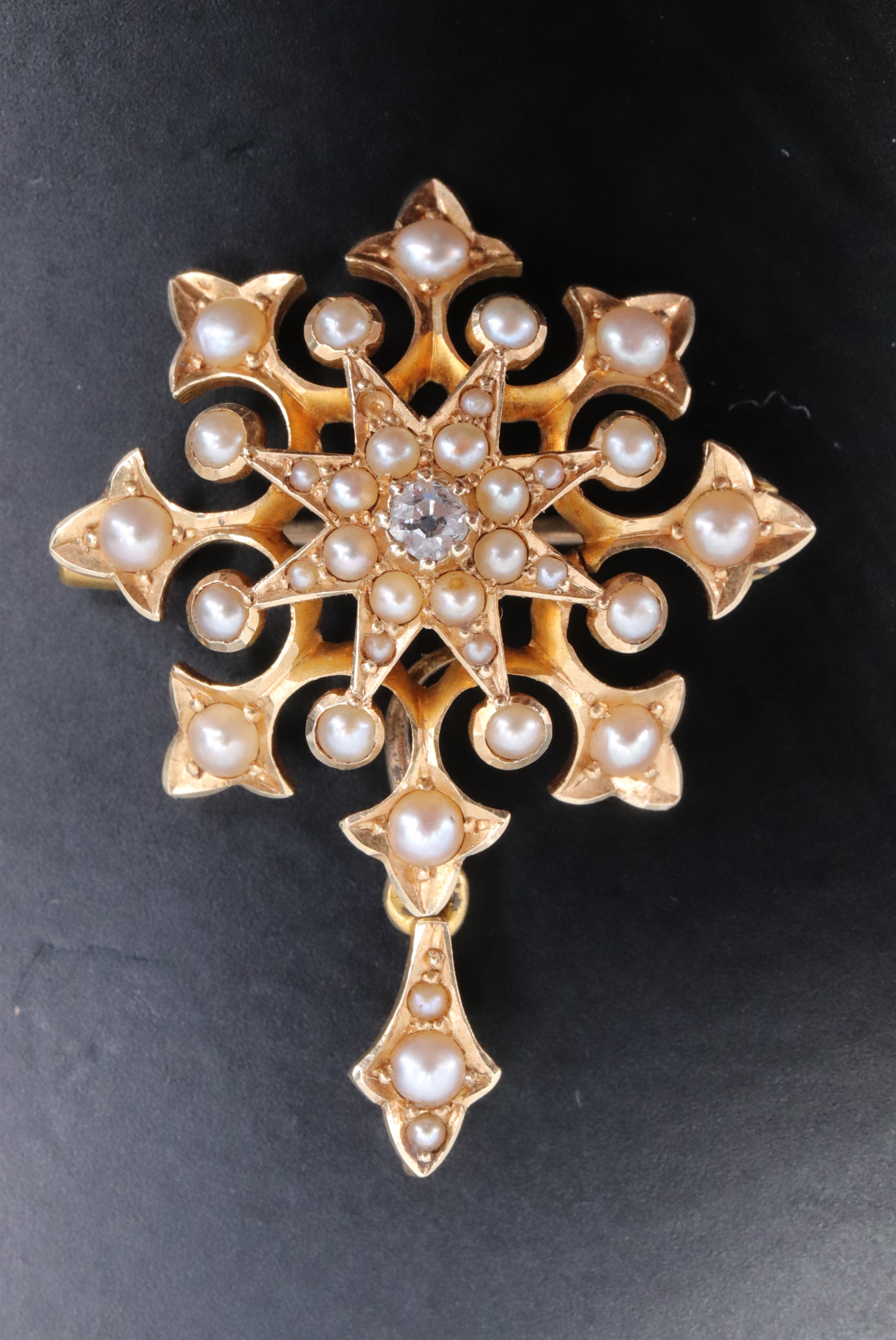 A Belle Epoque diamond, pearl and high carat yellow metal snowflake pendant / brooch, 25 mm