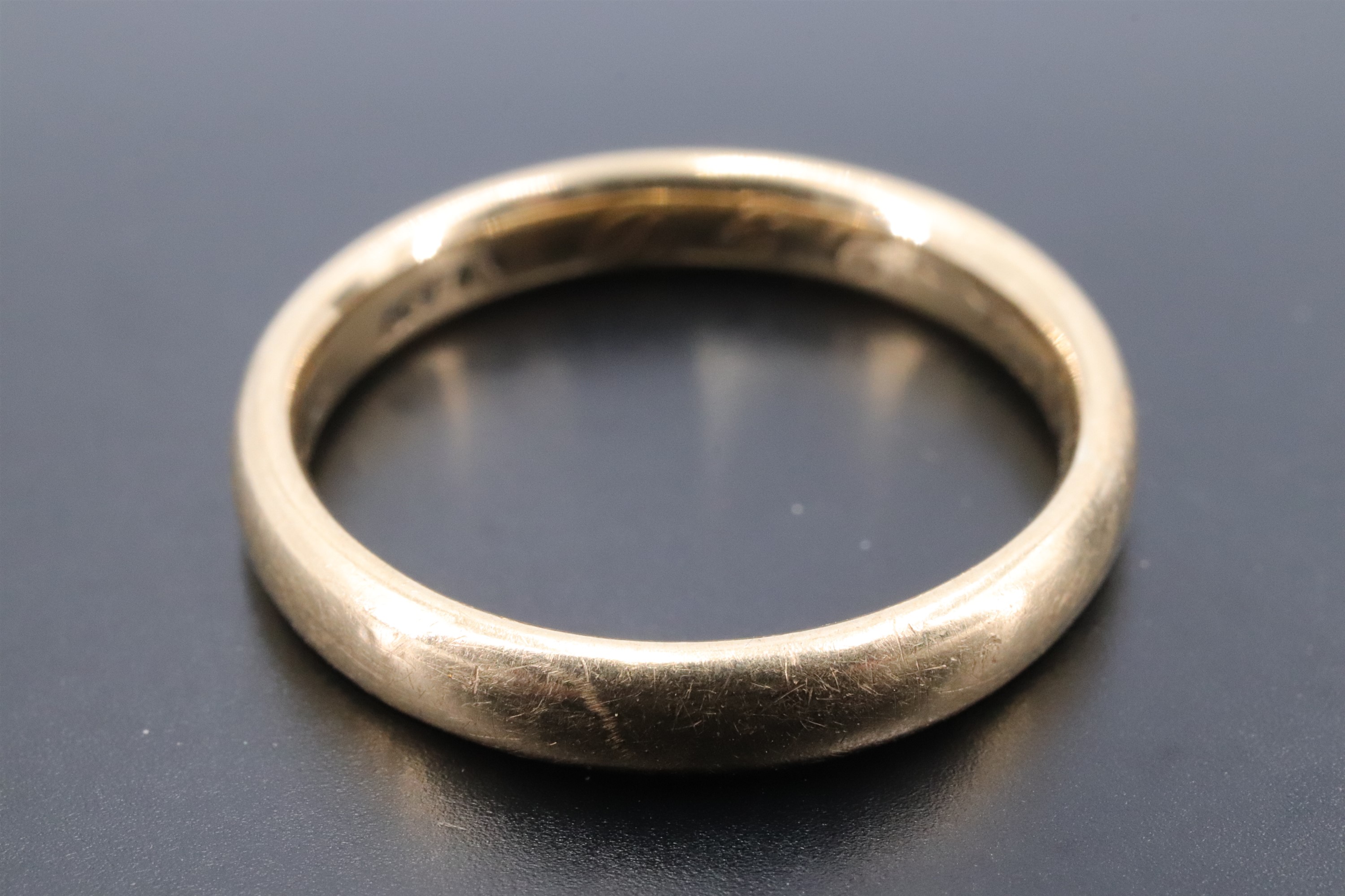 An 18 ct gold wedding band, L, 3.2 g