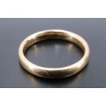 An 18 ct gold wedding band, L, 3.2 g