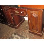 Early 20th Century mahogany desk the black rexine inset top above a single drawer and two fielded