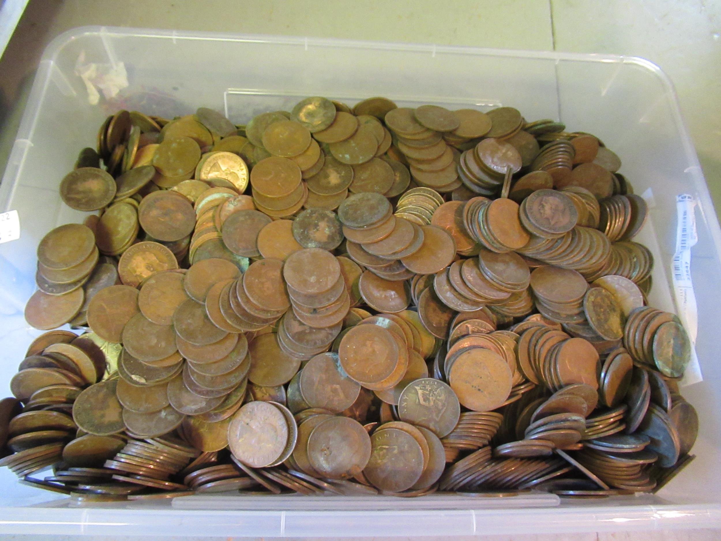 Quantity of various old pennies and half pennies