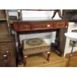 Small Victorian mahogany dressing / writing table, the leather inset top above three frieze