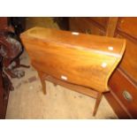 Edwardian mahogany crossbanded shape topped Sutherland table on square tapering splayed supports