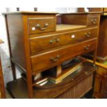 Early 20th Century walnut dressing table having triple mirrored back with jewell drawers above two