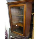 Small mahogany hanging corner cabinet, with a single glazed door