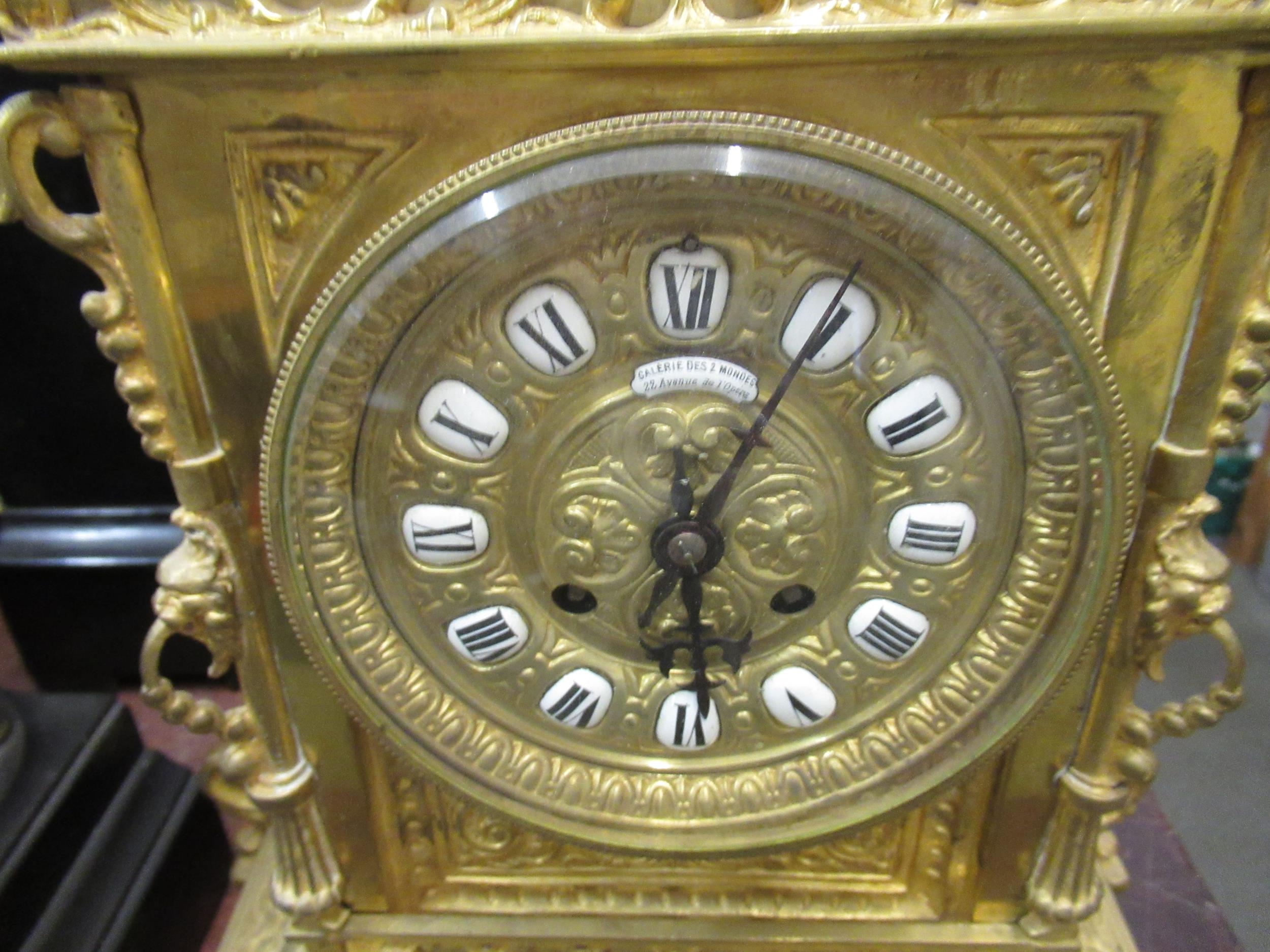 Late 19th / early 20th Century French gilt brass mantel clock, the gilt dial with enamel Roman - Image 4 of 5